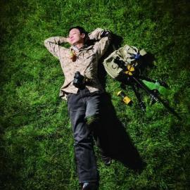 只在夜晚举起相机的人们