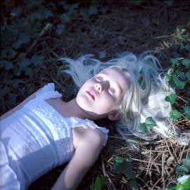 恍惚入神——Hellen Van Meene的少女肖像系列