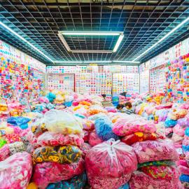 义乌小商品批发市场里的色彩风暴