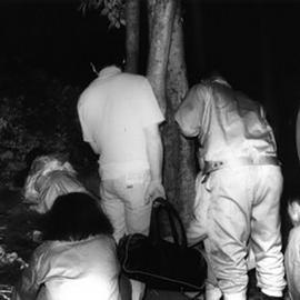夜幕下公园里，专拍偷情的偷窥狂人