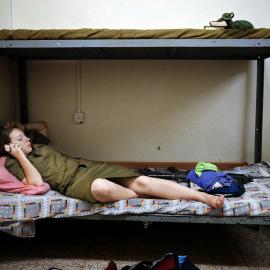 枪炮与玫瑰：揭开以色列女兵面纱
