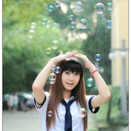 校服的纯美 闲闲躲雨