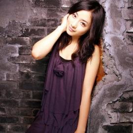 枯藤老墙有气质美女
