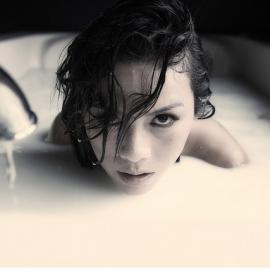 浴缸中的女人