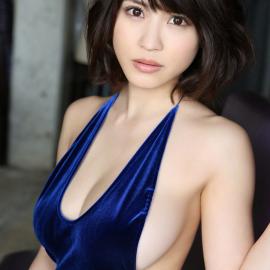 岸明日香连体裙巨乳尽现