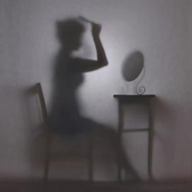 剪影下的女人