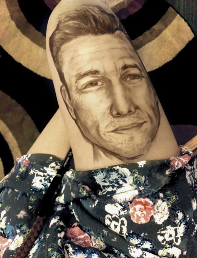 相信许多人都有在手上或纸上记录或涂鸦的习惯,来自波士顿的艺术家Jody Steel 独树一格,她将大腿作为创作画布!这些写实的插画风格取材自名人影星,如美国男演员Joseph Gordon-Levitt 和英国乐团Radioheads 的主唱Thom Yorke… 等,她因为时常在课堂上画自己的大腿而出名,起初是因为找不到纸画画,偶然中她发现自己的大腿肌肤白的像纸,因此便开始在大腿上画画,同学们还误以为是漂亮的刺青,最后Jody 因此受到教授注目邀请她成为小说插画师。
.u1gV(E-Qz1
yJ*Y/j)@7tp%N1
创意公社- ideaer
l0U&BZM1n
)A'U a:Tc|"I119 岁的Jody 目前就读于爱默生学院主修电影制作,学习对于化妆、脚本撰写与导演的技巧,作为一位自由设计师与艺术家,从油画到实验电影的领域中她尝试许多创作媒材与风格,未来向往成为电影制作的编剧与绘制脚本的设计师。创意公社- ideaer-G
O
d6H5D
d!T1|%S{Mr$h7M1
创意公社- ideaerRV{ {3b)l
+K1Y
^y%C@E([1![