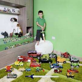 拍摄世界各地小孩子的玩具