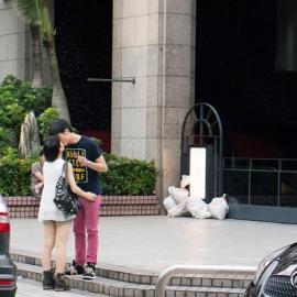 “街吻”——街头偷拍接吻的摄影师