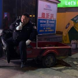 以拍照安抚现实的城市摄影师