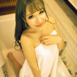 美女穿丁字裤沐浴