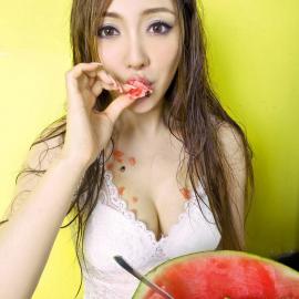 乳神妹妹的夏日水果嘴嘴碰