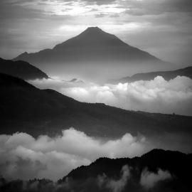 黑白印度尼西亚火山