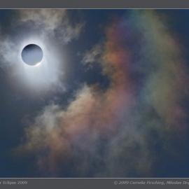 罕见的日全食日冕