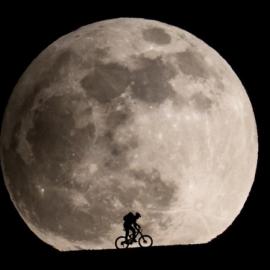 看摄影师用1200mm镜头拍摄巨型月出