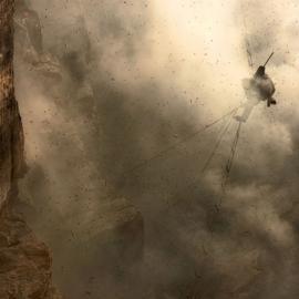 崖壁上与蜂共舞