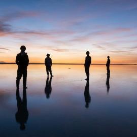 乌尤尼盐沼：带你走在天际线