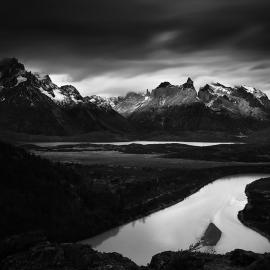 山之魂灵，黑白立显