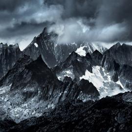 越过高山，只为寻找心中的山丘