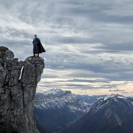 越过山丘，英雄也无人等候