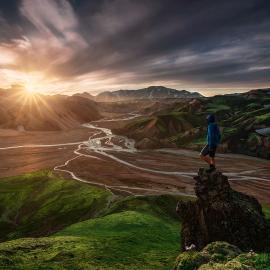 越过山丘，有人在等候