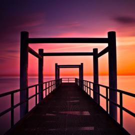 波动光影下的悦色晚霞