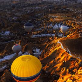 在云端呼唤爱的热气球