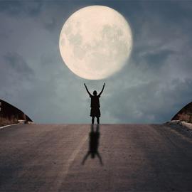 拥抱月亮的摄影师