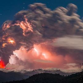 智利火山壮观喷薄图