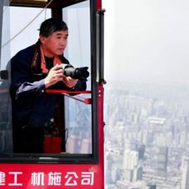 拿单反的塔吊司机