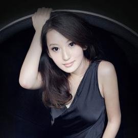 美女华丽沙龙照，很索