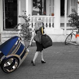 可折叠成拉杆箱的电动车