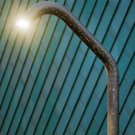 浑身是洞的路灯