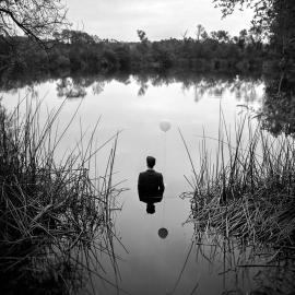 患抑郁症的摄影师用17张自拍来描绘抑郁的痛苦