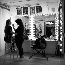 照片背面：人体摄影拍摄现场