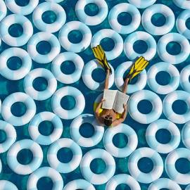 密恐狂魔和游泳圈的多彩夏天