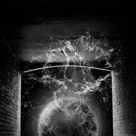 观念的世界，他用黑白来表达