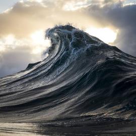 水有高山平地起，惊涛骇浪凝固时