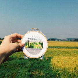 她说拍照太容易，就用刺绣代替了摄影