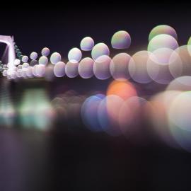 一瓶啤酒与镜头之外的迷幻天空