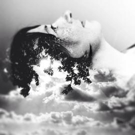 用手机拍暗黑自拍的超现实狂人