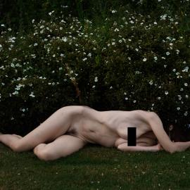 7年来，用裸体写日记的女摄影师