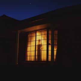 在照片中营造梦幻世界的20岁姑娘