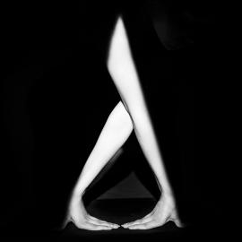 黑暗下的几何人体