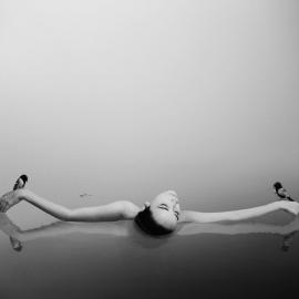 Noell S. Oszvald：在黑白中向自我祈祷