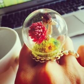 魅力十足的鲜花戒指