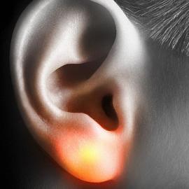 隐藏在耳朵后的LED耳钉