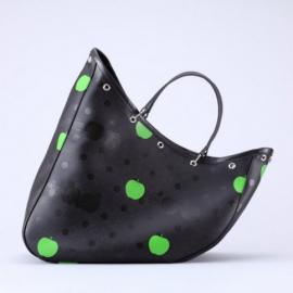 Comme和Apple Corps联手创作的包包系列