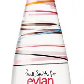 明亮动人依云矿泉水瓶身