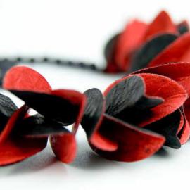 纸质材料做成的珠宝